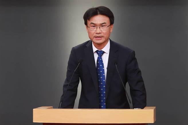 昔日极力反对莱克多巴胺的陈吉仲教授，今日摇身一变为力挺到底的陈吉仲主委。(图／中选会)