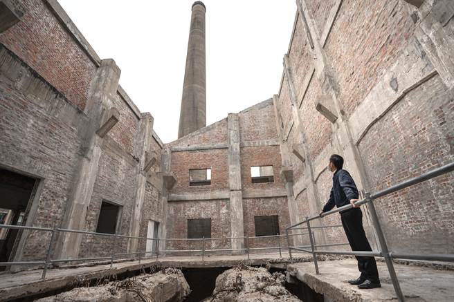 六燃大烟囱厂房是现今全台少数仅存二战时期军事工业遗迹，高达60公尺的大烟囱为醒目地标。（新竹市府提供／邱立雅竹市传真）