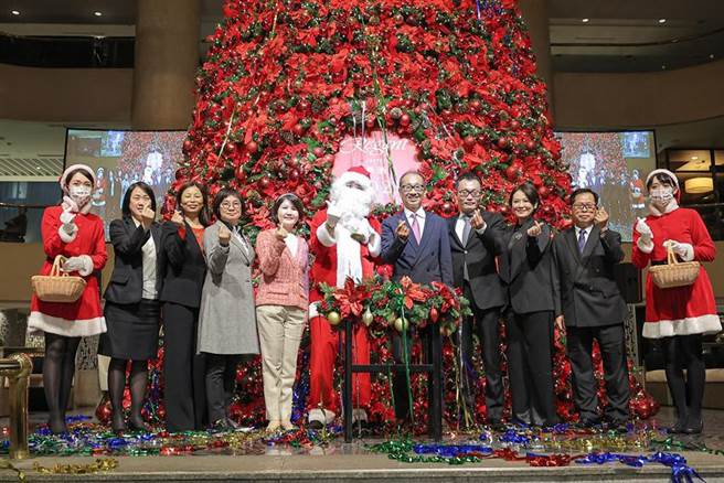 （晶華酒店集團董事長潘思亮(右5)今(24)日主持耶誕點燈儀式，致詞時感謝員工將士用命、客人支持，以及天上父母眷顧和家人陪伴兩度哽咽，展現感人一面。圖／晶華酒店）
