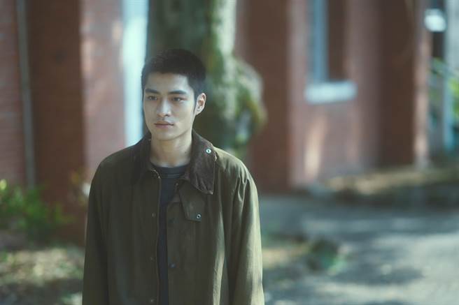 潘纲大在《一杯热奶茶的等待》中饰演女主角吴子霏的前男友绍平。（台北双喜电影提供）