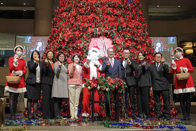 台北晶华酒店今天晚上以「感恩」为主题举办了今年的圣诞树点灯仪式。（晶华提供）