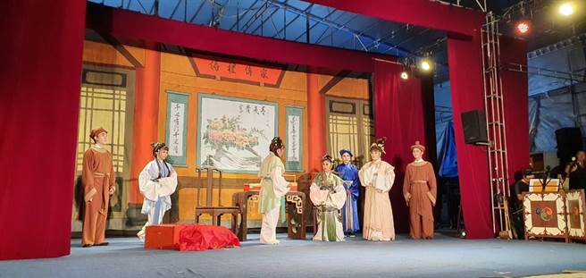 冬山乡公所每年都会安排歌仔戏团的精彩演出让乡民欣赏。 （冬山乡公所提供／胡健森宜兰传真）