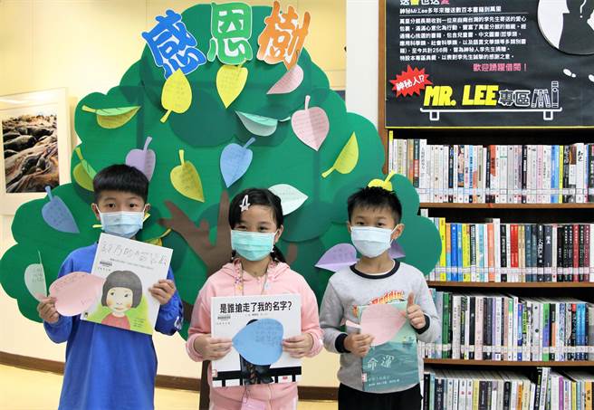 萬里分館特別設置「Mr.Lee書香專區」。（新北市立圖書館提供）