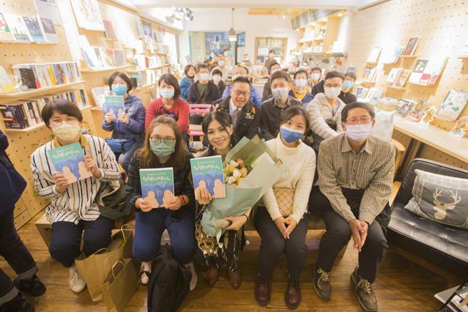 钟奖教育文化节目主持人奖得主阿洛．卡力亭．巴奇辣（中）举办新书《那个用歌说故事的人》说唱会，撰述人蓝雨桢（右2）、作家刘克襄（右1）与现场民眾一同合影留念。（杜宜谙摄）