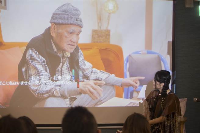 金钟奖教育文化节目主持人奖得主阿洛．卡力亭．巴奇辣表示，父亲林信来是一位非常会讲故事的人，从小听父亲所讲的故事中，有非常多的故事都跟歌谣有关系，这也在心中种下对歌的意识的种子。（杜宜谙摄）