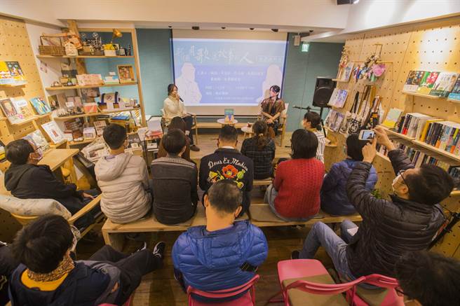 金钟奖教育文化节目主持人奖得主阿洛．卡力亭．巴奇辣（前右）举办新书《那个用歌说故事的人》说唱会，与撰述人蓝雨桢（前左）一同讲述写书过程的点点滴滴。（杜宜谙摄）