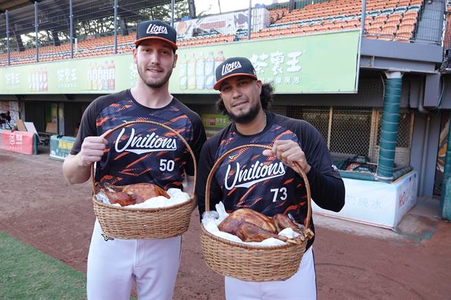 统一狮洋投布雷克（左起）、飞利士拿到总教练林岳平与球团准备的「感恩节火鸡礼篮」。（统一狮提供）