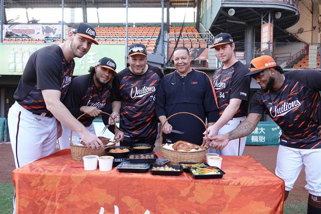 统一狮阵中的外籍教练、球员喜迎感恩节。（统一狮提供）
