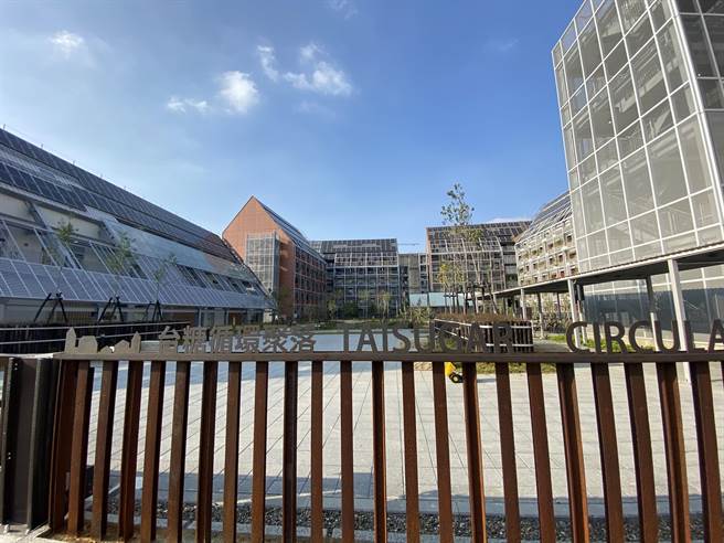 斥资12.89亿元打造的台糖沙崙智慧绿能循环住宅园区，园区围篱是用台糖五分车閒置的钢轨所组成。（曹婷婷摄）