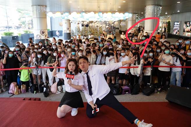 关韶文、焦凡凡日前举办签唱会，娄峻硕低调现身人群中。（读者提供）