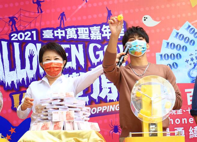 台中市府24日統計，購物節登錄已達177億元，APP下載破102萬次。（資料照／盧金足攝）