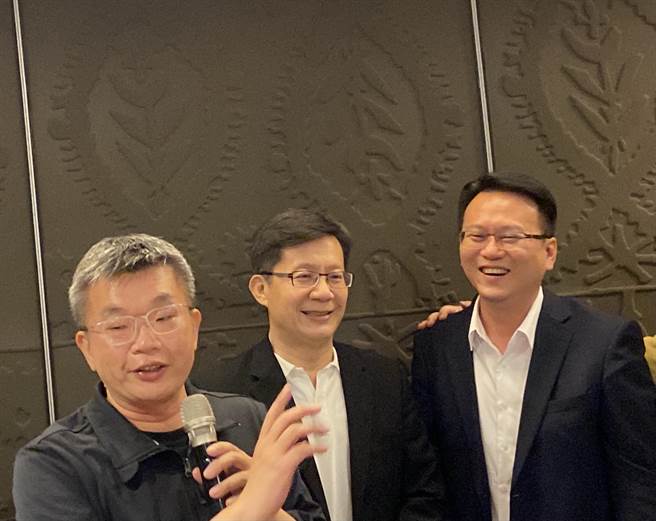 立法院副院长蔡其昌（左起）说，立委张廖万坚、庄竞程都是选市长的热门人选。（卢金足摄）