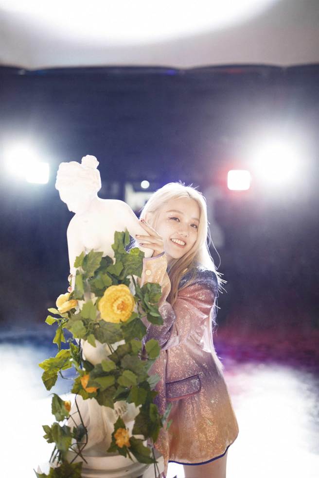 安那全新单曲〈寄生〉今天(11／24)在各大数位平台同步上架。(野声音娱乐提供)