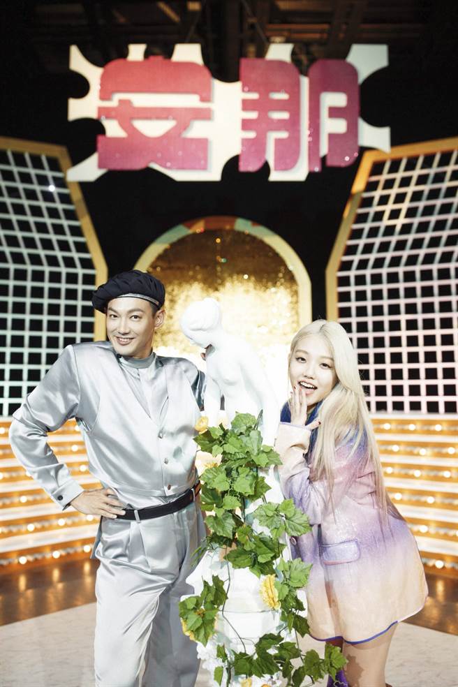 安那〈寄生〉MV邀请了前棒棒堂成员及食尚玩家主持人威廉扮演剧情中主持人的角色(野声音娱乐提供)