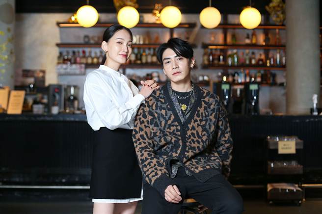 林映唯（左）近来推出新歌，由同门的宋柏纬担任制作人，默契十足。（陈俊吉摄，林映唯服装提供／maje、宋柏纬服装提供／Allsaints）
