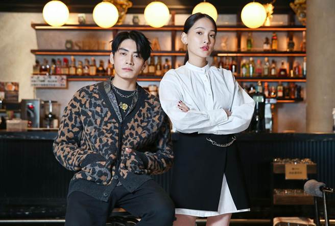 林映唯（右）近来推出新歌，由同门的宋柏纬担任制作人，默契十足。（陈俊吉摄，林映唯服装提供／maje、宋柏纬服装提供／Allsaints）