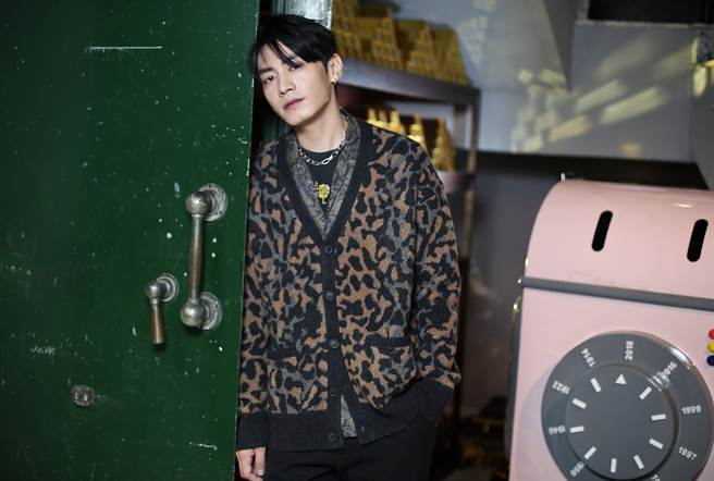 宋柏纬担任制作人，享受创作音乐时光。（陈俊吉摄，宋柏纬服装提供／Allsaints）