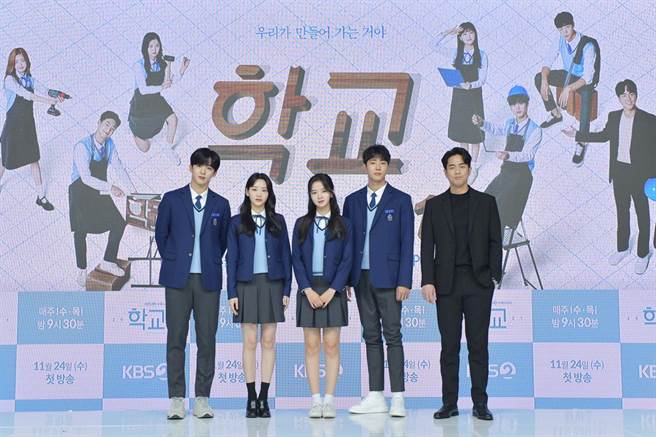 金曜漢（左起）、趙怡賢、黃寶凜星、秋英宇、全錫浩24日出席《學校2021》記者會。（LINE TV提供）