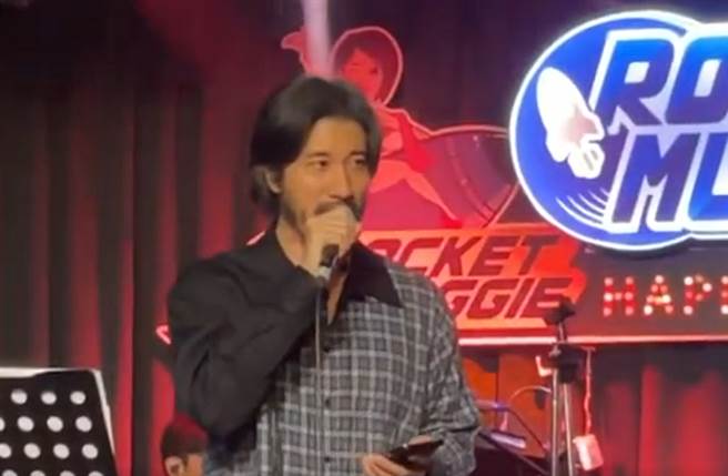 王力宏近期留長髮和蓄絡腮鬍，頹廢模樣和當年白馬王子形象落差甚大。(圖/ 摘自王力宏微博)