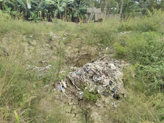 中埔乡深坑村一处农场开挖出塑胶管、磁砖、砖块等营建废弃物。（嘉义地检署提供）