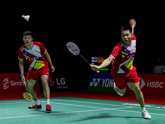 李洋（右）、王齊麟在BWF年終賽小組賽第2戰獲勝，4強還有機會。（資料照／Badminton Photo提供）