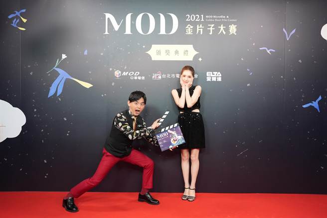 主持人黄子佼（左）与代言人许玮宁合照。（台北市电影委员会提供）