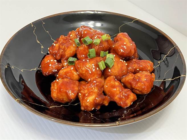 新光三越台北信義新天地A11「韓國商品展」韓式炸雞250g、200元；140g、120元。（新光三越提供）