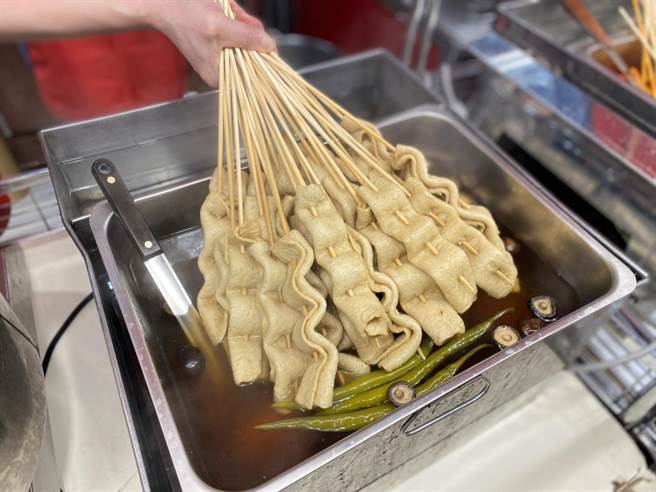 新光三越台北信義新天地A11「韓國商品展」布帳馬車元祖魚板，每份原價60元、2份特價100元。（新光三越提供）