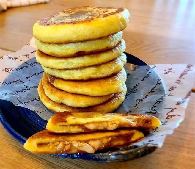 新光三越台北信義新天地A11「韓國商品展」堅果糖餅，每份原價80元至100元、2份特價150元。（新光三越提供）