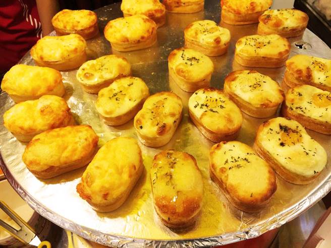 新光三越台北信義新天地A11「韓國商品展」明洞雞蛋糕，每份原價80元、2份特價150元。（新光三越提供）