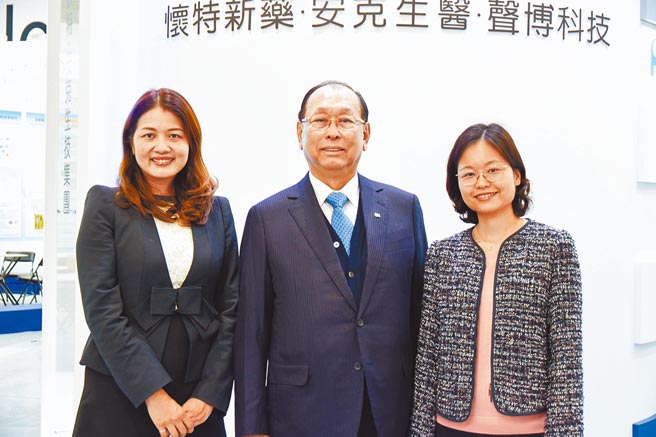 懷特新藥總經理李伊伶（右起）、創辦人李成家、董事長李伊俐合影。圖／懷特新藥提供