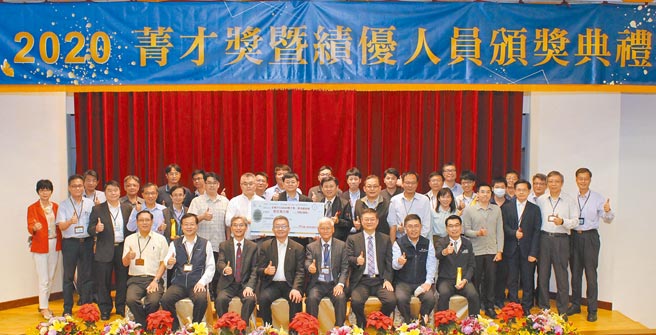 金属中心第七届2020菁才奖颁奖，图为得奖者与贵宾合影；电电公会顾问杜紫军（前排右三起）、金属中心董事长林仁益、金属中心执行长林秋丰、中兴大学校长薛富盛。图／叶圳辙