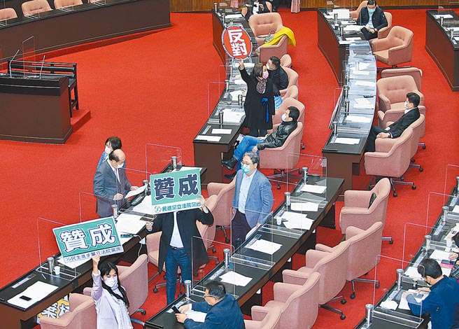 立法院23日院会处理「海空战力提升计画採购特别条例草案」，在逐条审查表决中，民进党团以人数优势通过自身提案，封杀国民党提案。（姚志平摄）
