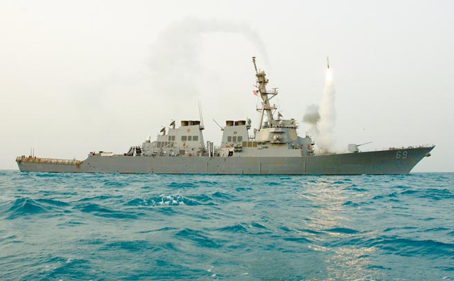美國海軍驅逐艦米利厄斯號（USS Milius）23日由南向北通過台灣海峽。國防部表示，美艦在台灣海峽北向航行期間，國軍全程掌握。圖為米利厄斯號2003年檔案照。  （路透）