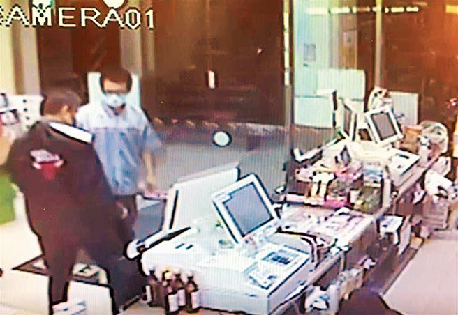 70岁高姓阿伯23日凌晨1时20分，酒后大闹北投中央南路某超商，呛「龟山会发生事情，就是有你这种人」，酒醒后向店员鞠躬道歉，店员同意撤回告诉。（图：李文正翻摄）