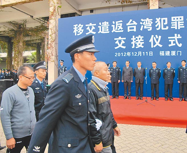 大陆警方2012年押解26名臺湾嫌犯到两岸警方交接现场。（中新社）