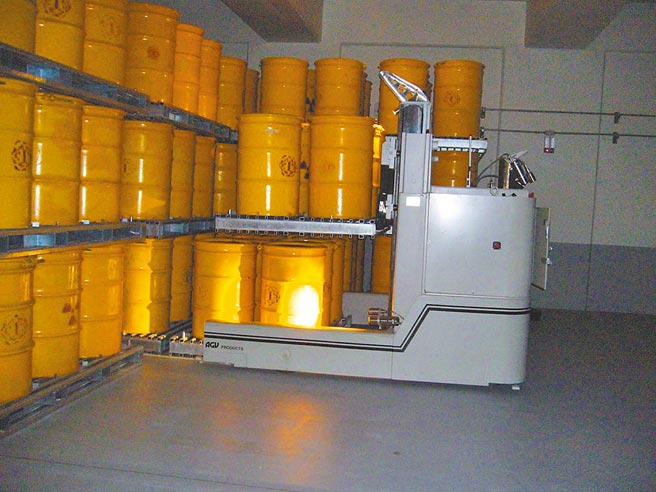 前总统马英九22日出席「用过核燃料处理论坛」，指当年兴建核四有完整规画，在贡寮挖了大山洞，可容纳2万桶低阶核废料。图为核一厂低阶核废料桶。(台电提供)