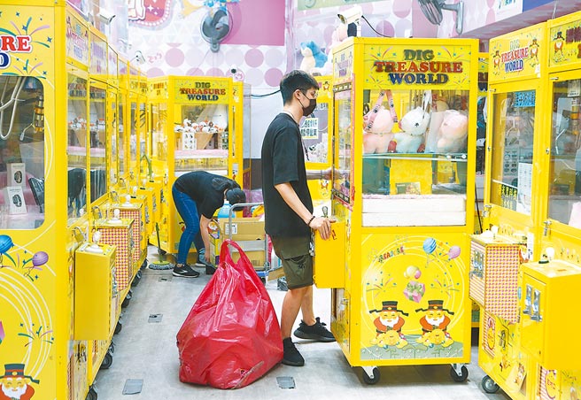 疫情趋缓，管制措施松绑，实体通路人潮回流，10月零售业营业额达3730亿元，创歷年单月新高，就连餐饮业也结束5个月负成长，不过，夹娃娃机业者却未感到丝毫暖意，根据财政部最新统计，全台夹娃娃店总店数已跌破9千大关，台北巿夹娃娃店更创下4年新低，每个月关掉的比开店的多、净减少3.75家，并以昔日国际背包客最爱的西门町为重灾区。。（本报资料照片）