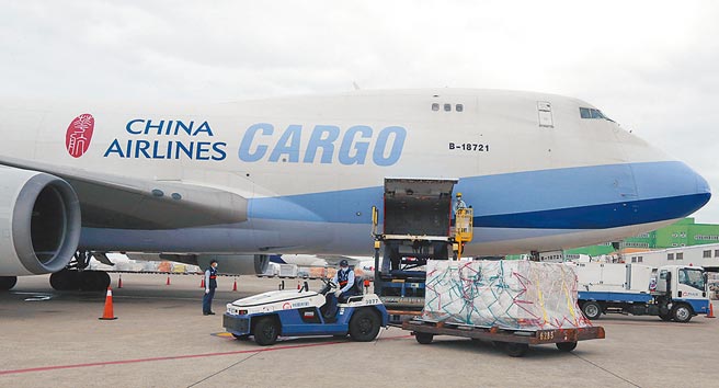 波音公司2021年商用民航報告指出，因疫情趨緩，預估區域航線2023年復甦、越洋長程航線得等到2024年；疫情前後最大差異，是電子商務興起，亞太地區貨機規模將擴增3倍，直追北美市場。圖為美國政府捐贈給台灣的第2批莫德納疫苗150萬劑，由中華航空公司全貨機運載抵桃園機場。（本報資料照片）