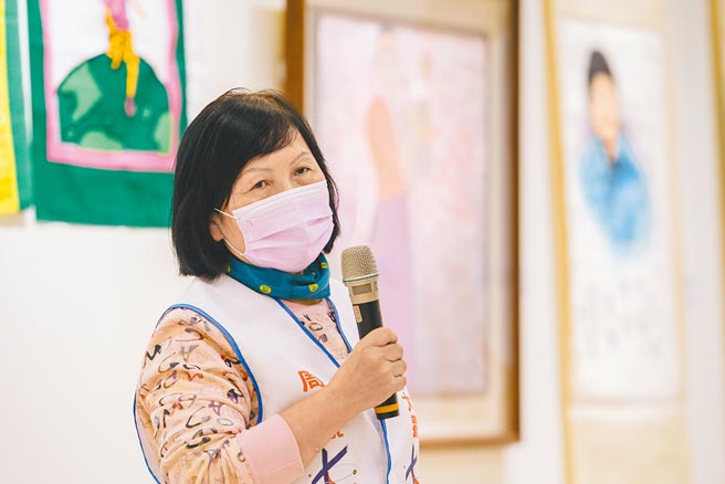 着名的抗癌小诗人「周大观」遗愿之一为希望读到博士，其母亲、周大观文教基金会董事长郭盈兰为完成他拿到博士的梦想，50岁时考取中国华侨大学哲学与社会发展学院博士班，今年完成博士论文取得学位。（郭吉铨摄）