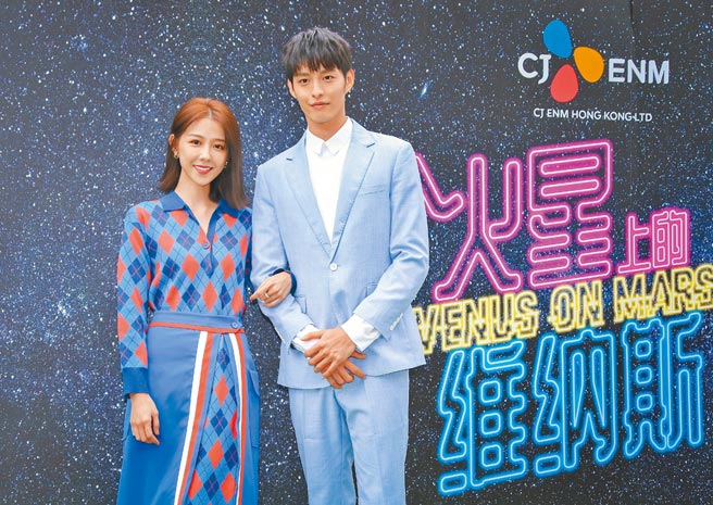 邵雨薇（左）与曹佑寧在新戏饰演一起被传送到火星的一对好朋友。（罗永铭摄）