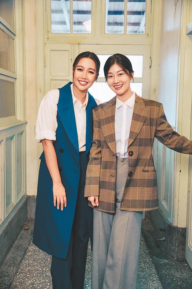 A-Lin（左）日前拍摄MV，邀来金钟视后朱芷莹跨刀演出。（索尼音乐提供）