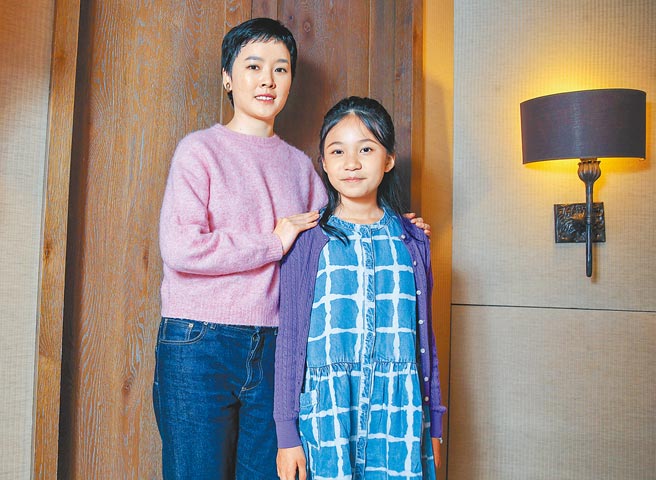 林品彤（右）主動報名演出導演阮鳳儀的下部作品。（粘耿豪攝）