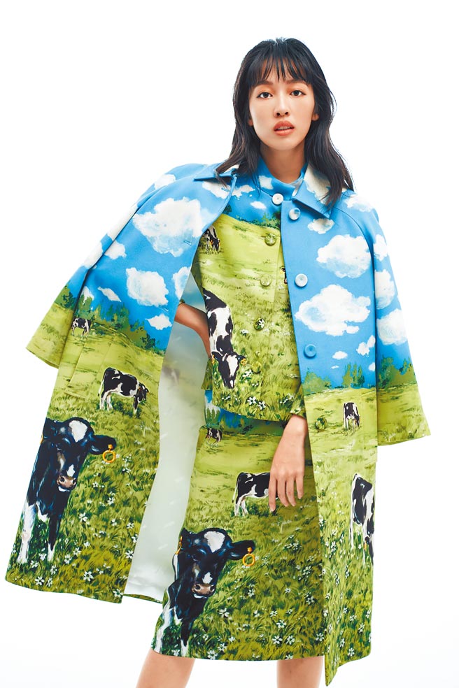 王渝萱着MOSCHINO乳牛印花排扣衬衫、6万7500元，乳牛印花窄裙、3万6500元，乳牛印花长大衣、9万5300元。（JOJ PHOTO摄）