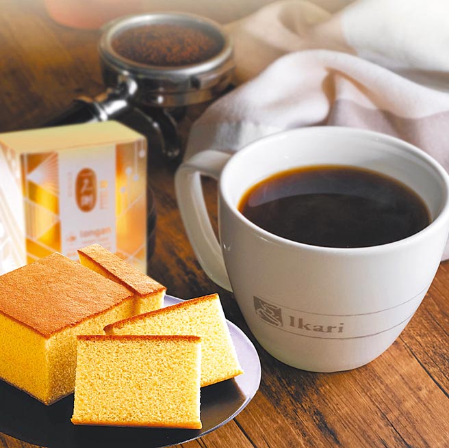 一之乡庆祝46周年，携手连锁怡客咖啡推出蛋糕买1送1，即起至12月13日，连续20天买1盒5入装的150元蜂蜜蛋糕组，即可免费获得怡客咖啡的80元饮品兑换券，让买1送1的优惠活动不限于蛋糕，还能品尝到咖啡饮品（见图）。（一之乡提供）