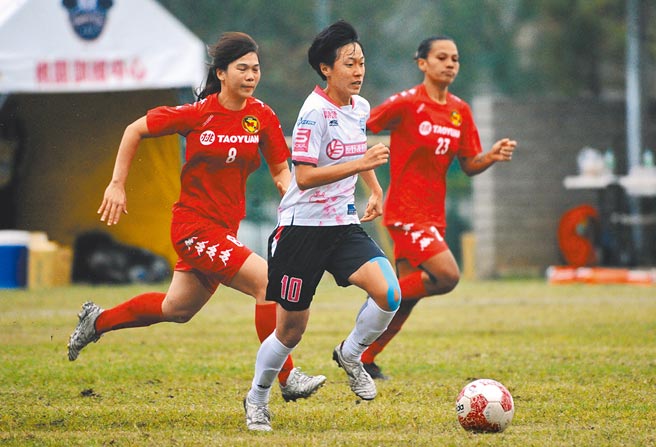 台中藍鯨前鋒蘇育萱（中）在上半場補時階段攻破桃園國際球門。（中華足協提供）