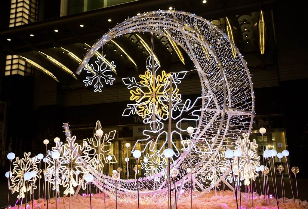 台北101 1樓戶外「璀璨大道」有代表迎向希望的「希望號角」、「浪漫星月」（圖）、Dior Lucky Star耶誕樹等浪漫藝術裝置。（台北101提供）