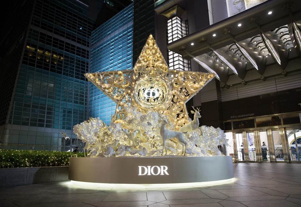 台北101 1樓戶外「璀璨大道」有代表迎向希望的「希望號角」、「浪漫星月」、Dior Lucky Star耶誕樹（圖）等浪漫藝術裝置。（台北101提供）
