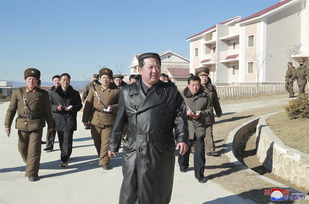 金正恩的皮风衣打扮在北韩引发流行，但官方近期开始禁止民众穿着类似服饰。（图／美联社）(photo:ChinaTimes)