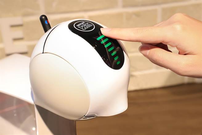 雀巢多趣酷思膠囊咖啡機全新「INFINISSIMA Touch顏值機」，以極簡流暢外型搭配暖色調的時尚象牙白，搭載了1.2公升掀蓋式超大水箱、智能觸控設計。（雀巢提供）